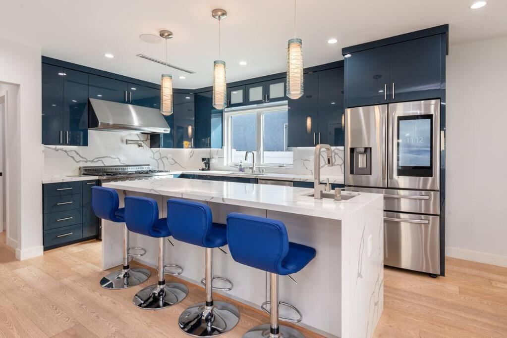 Prime Location, Stylish Space: 3br With Bbq *